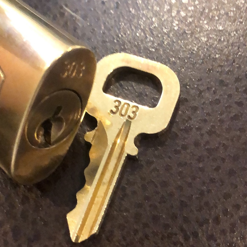 LV Louis Vuitton Lock & Key 303 - Picture 4 of 7